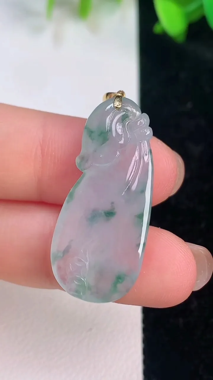 天然A货翡翠18k金飘花呱呱来财吊坠，尺寸32-14.2-4.5，重量:4.28g
7月15日