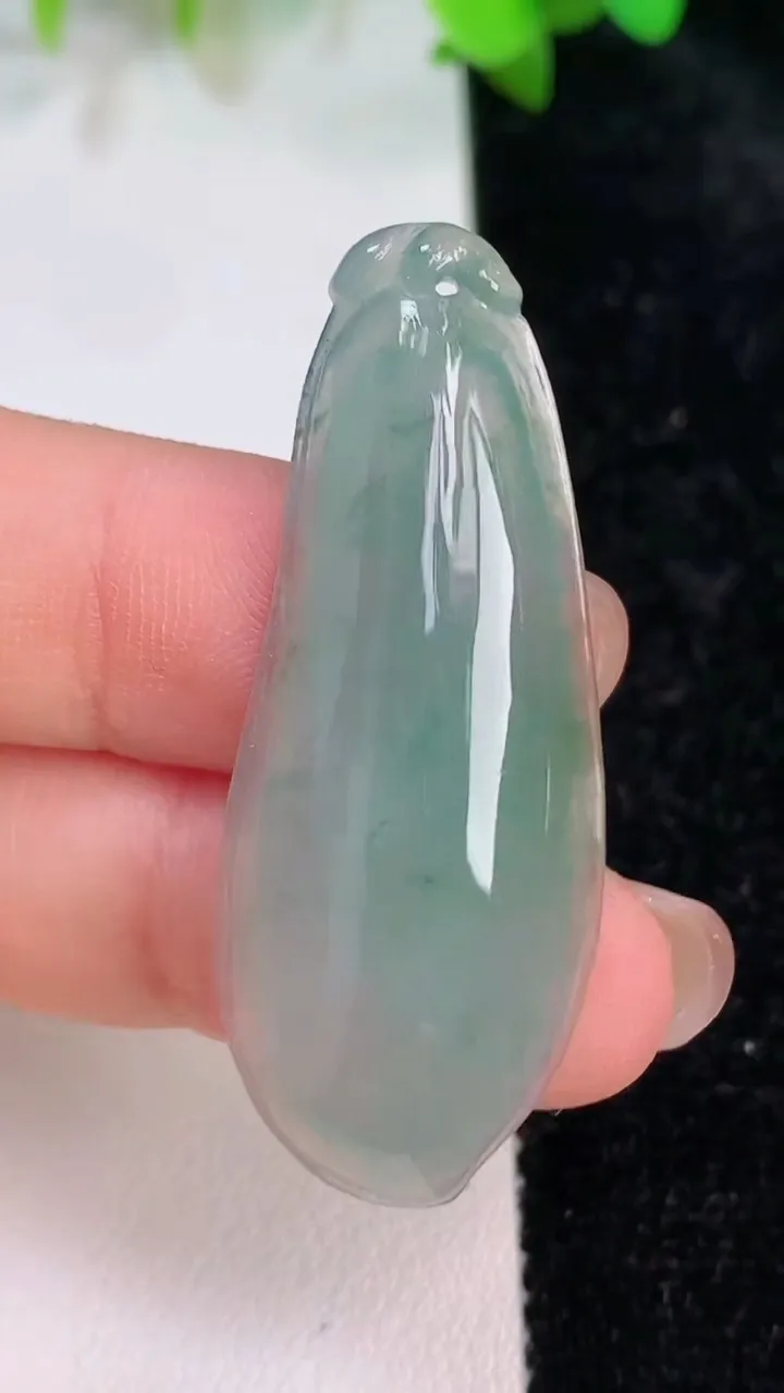 天然A货翡翠福瓜吊坠，尺寸43-17-6.3，重:6.82g
7月15日