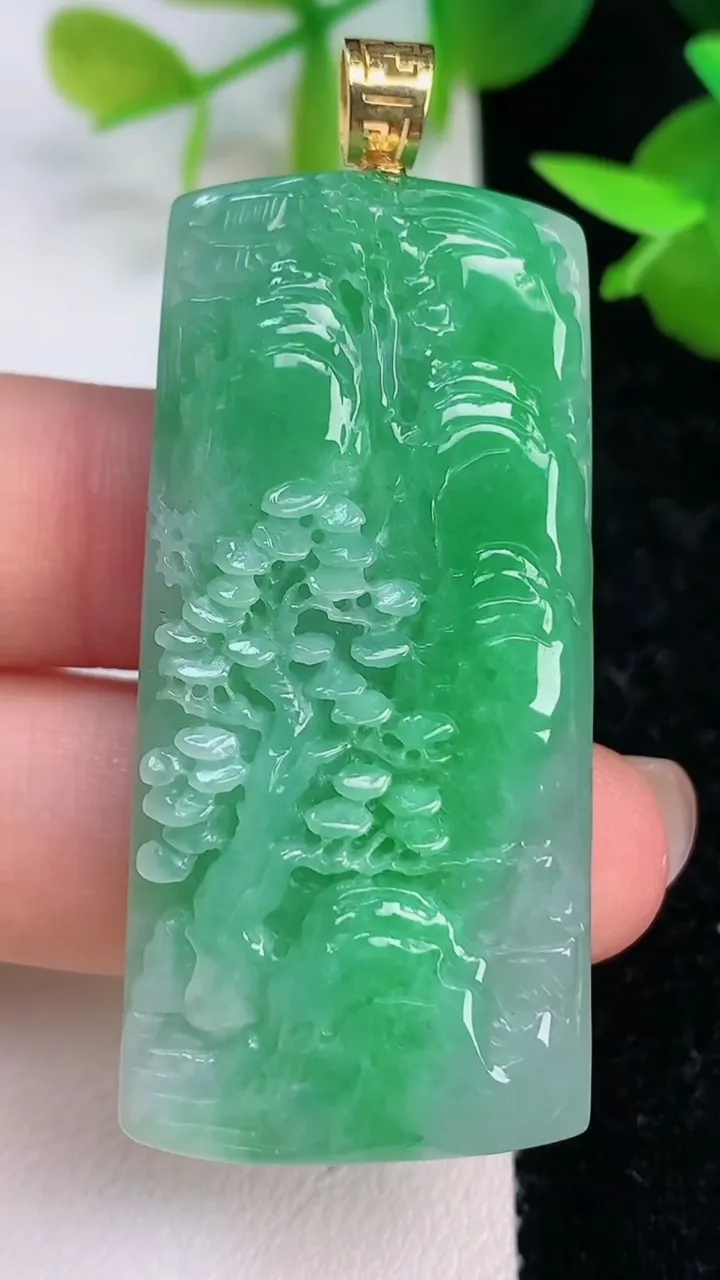 天然A货翡翠山水牌吊坠，尺寸49-23-7.6，重量:22.35g
7月15日