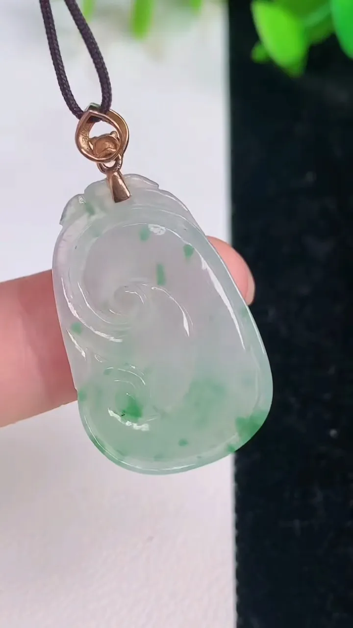天然A货翡翠如意吊坠，尺寸27.8-18.5-3.8，重量:3.79g
7月15日