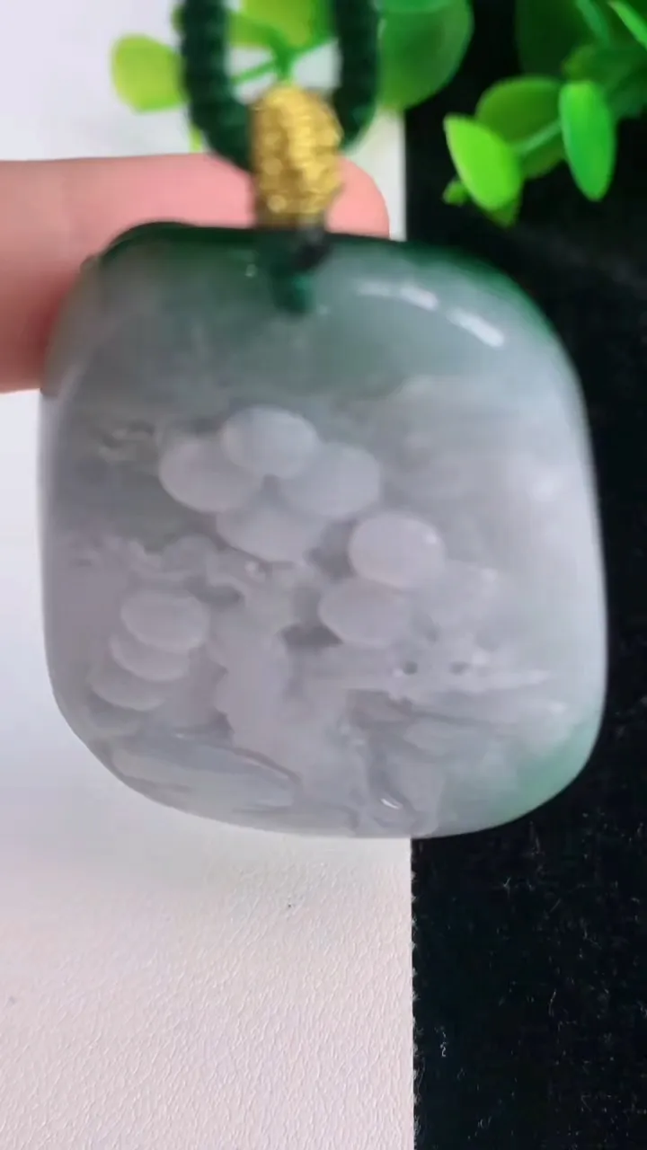 天然A货翡翠山水牌吊坠，尺寸54.3-40-17，重量:65.85g
7月15日