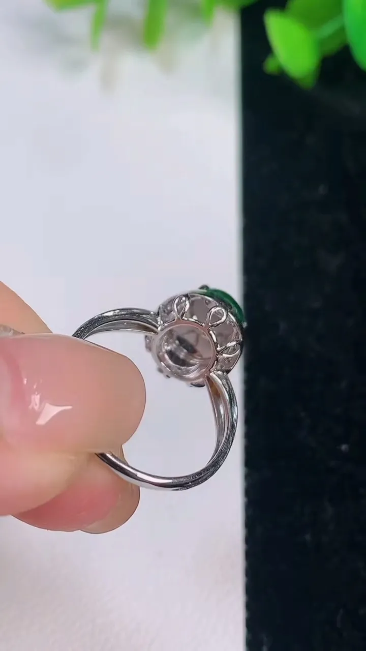 天然A货翡翠蛋面戒指，尺寸18.3-9-4.7，重量:2.29g2025年7月15日
工厂直销收藏佳品,种好水足，色泽均匀，有种有色，上手高大气！