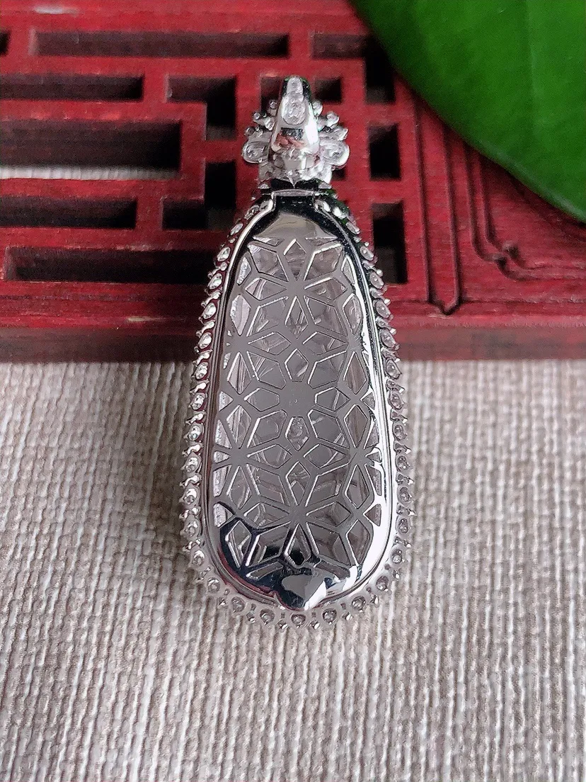 天然A货翡翠18K金伴阳绿如意吊坠尺寸39.8×16×8.7裸石27.2×13m量6.90g 071