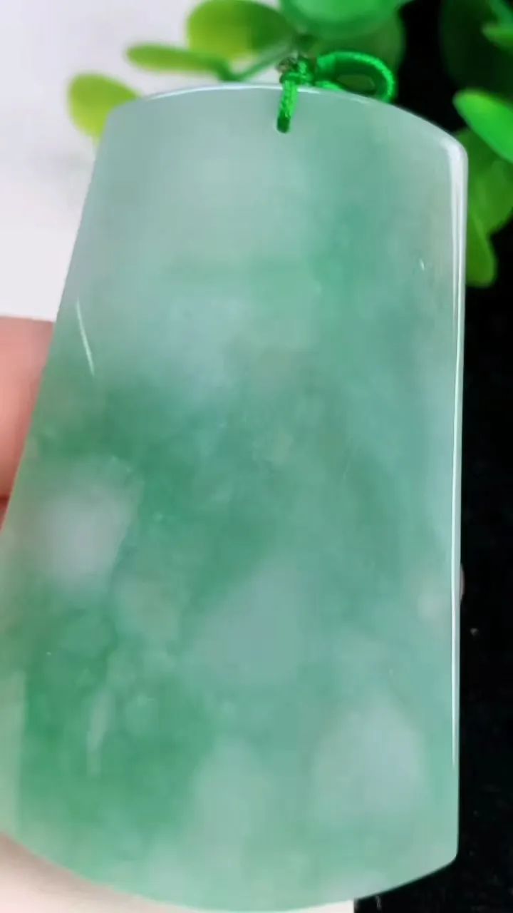 天然A货翡翠大势至观音菩萨吊坠，尺寸69.5-43.5-5.7，重量:35.00g
7月15日