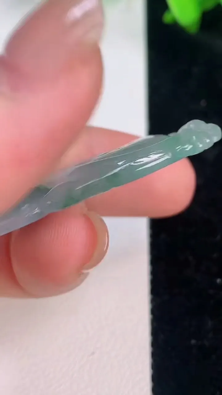 天然A货翡翠如意吊坠，尺寸44.7-22.6-5，重量:10.53g
7月15日