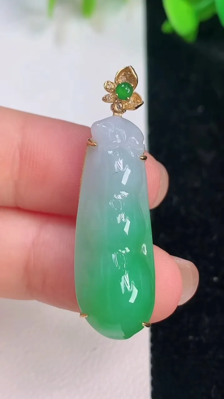 天然A货翡翠福豆吊坠，尺寸31-12-9，重量:6.28g
7月15日