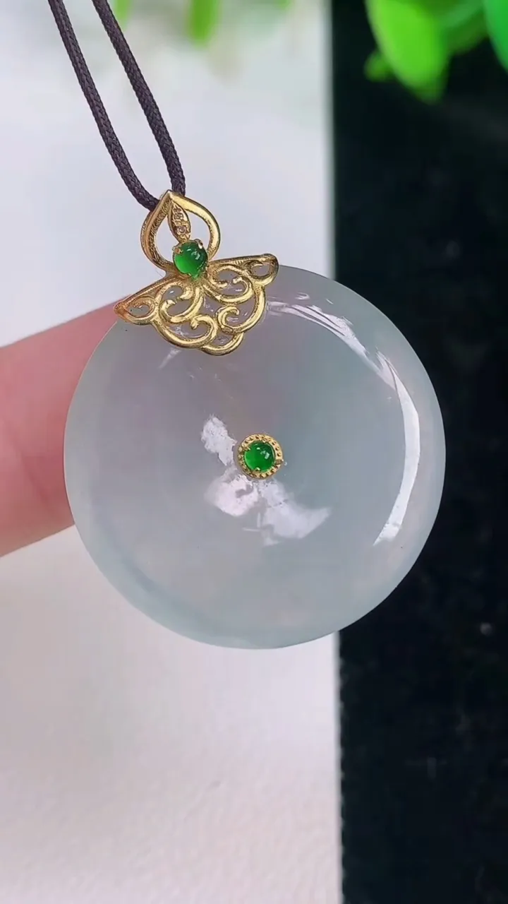 天然A货翡翠平安扣吊坠，尺寸24.4-4.3，重量:5.79g
7月15日