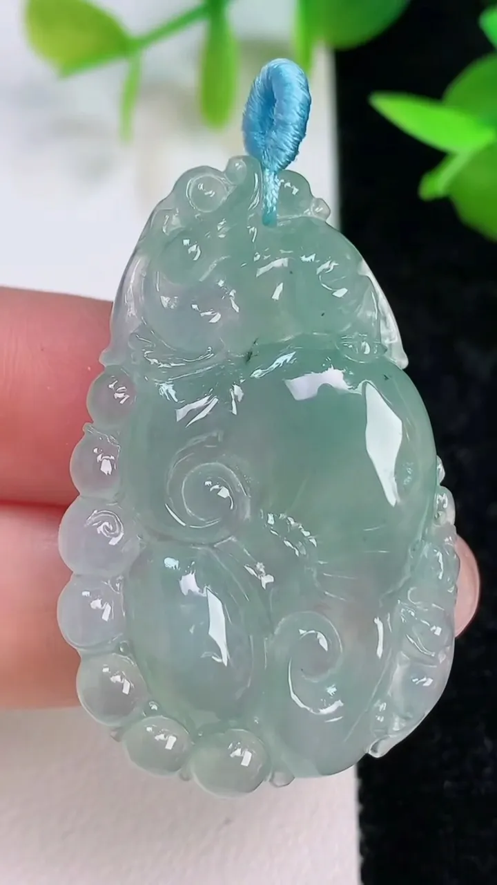 天然A货翡翠今非昔比 蜥蜴吊坠，尺寸40.7-27.2-4.8，重量:9.35g
7月15日