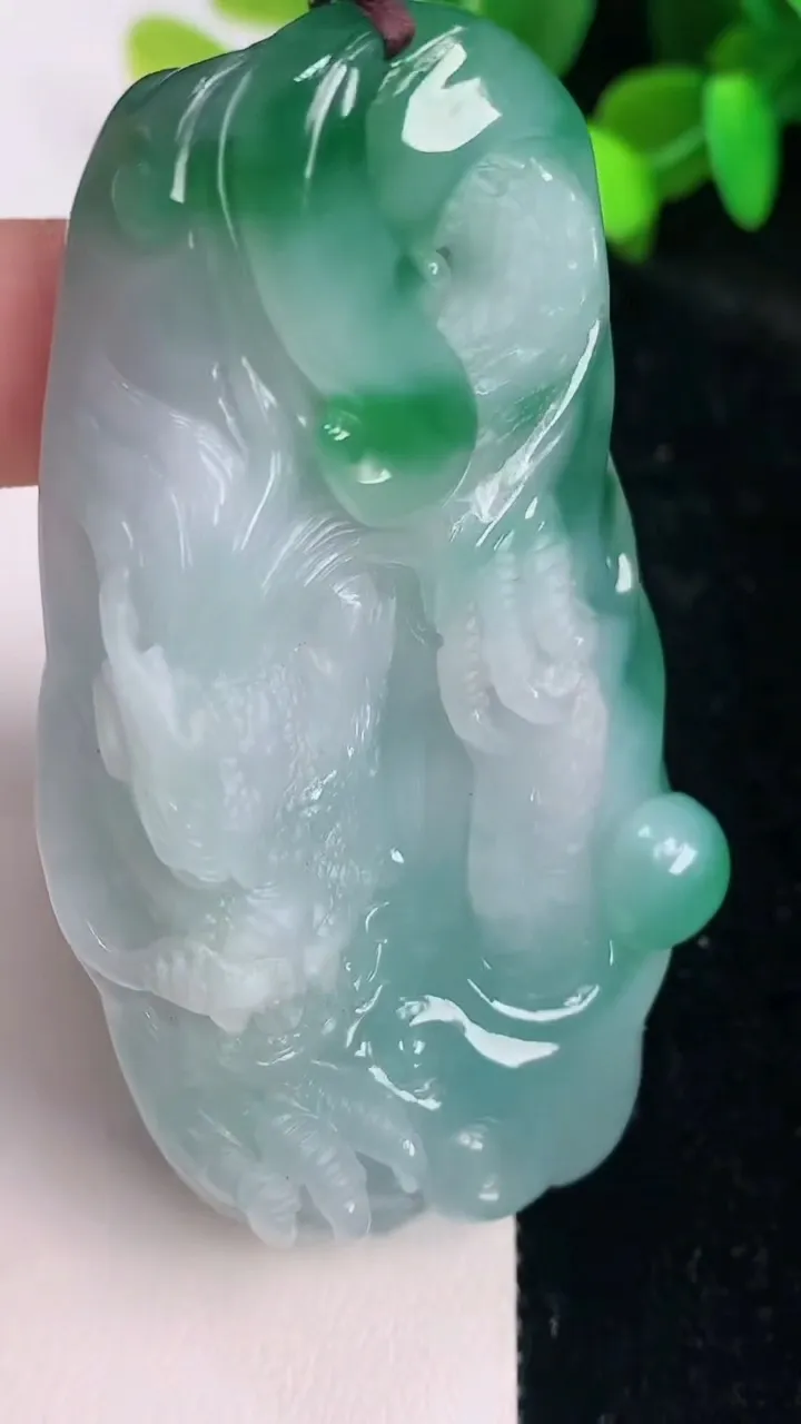 天然A货翡翠龙牌吊坠，尺寸74-38.7-12.6，重量:70.80g
7月15日
