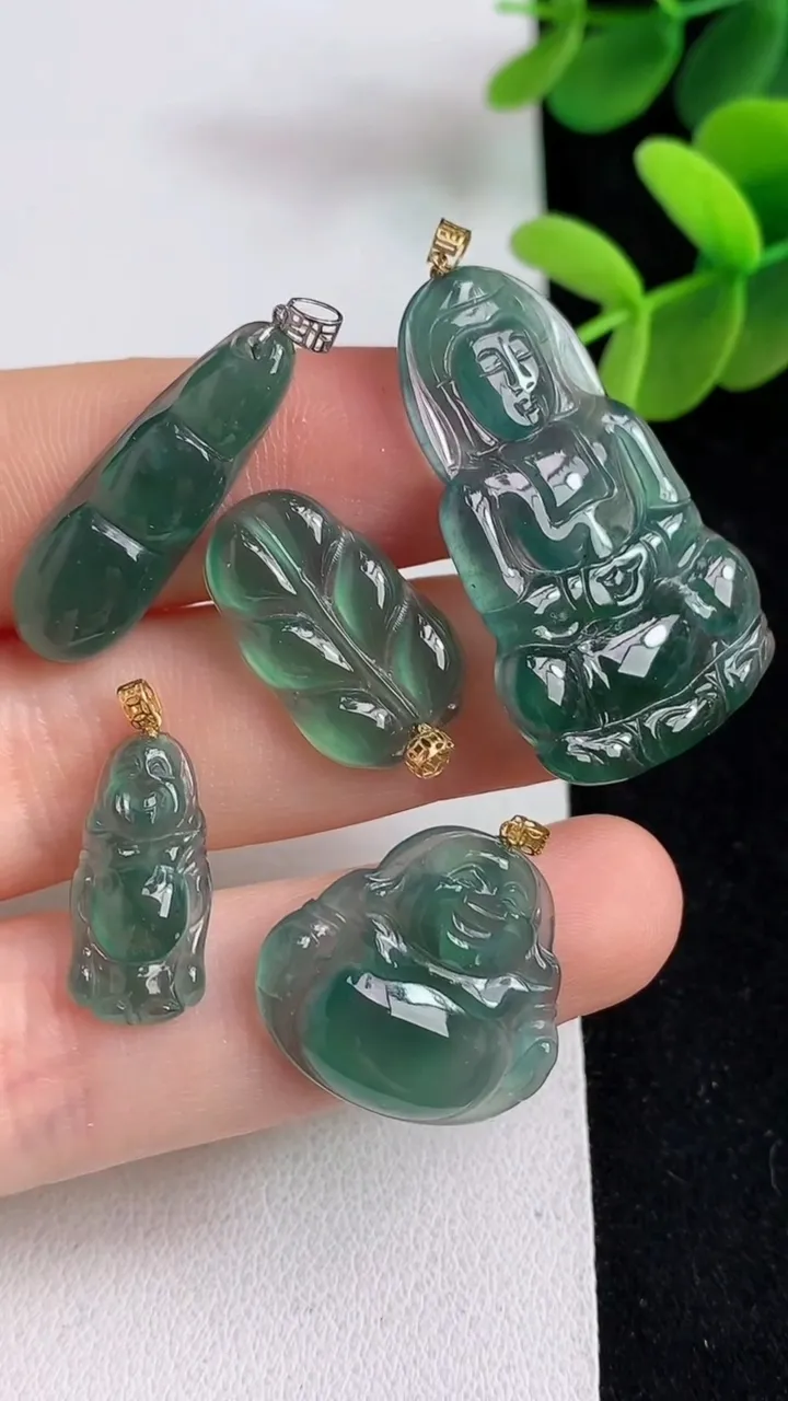 天然A货翡翠k金蓝水观音菩萨吊坠一手，尺寸33.4-21.2-2.8，重量:9.90g
7月15日
