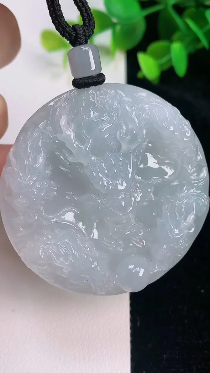 天然A货翡翠飘花九龙至尊 龙牌吊坠，尺寸51.7-10.8，重量:54.99g
7月15日