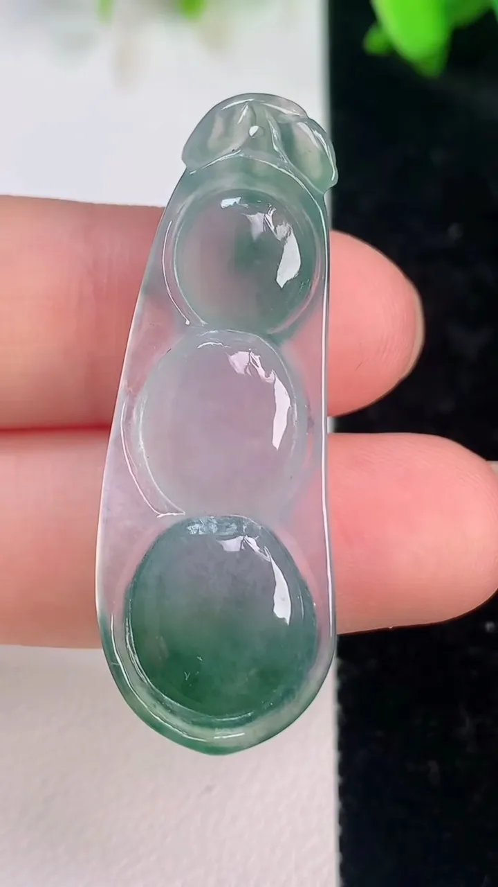 天然A货翡翠福豆吊坠，尺寸41.3-15-6.3，重量:6.38g
7月15日