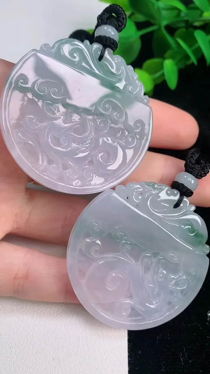 天然A货翡翠飘花仿古龙牌吊坠一对，尺寸45.5-44-4.4，重量:49.30g
7月15日