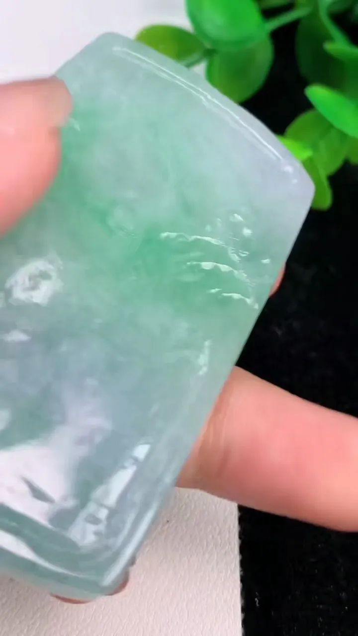 天然A货翡翠山水牌吊坠，尺寸69.7-41.7-7.2，重量:54.00g
7月15日