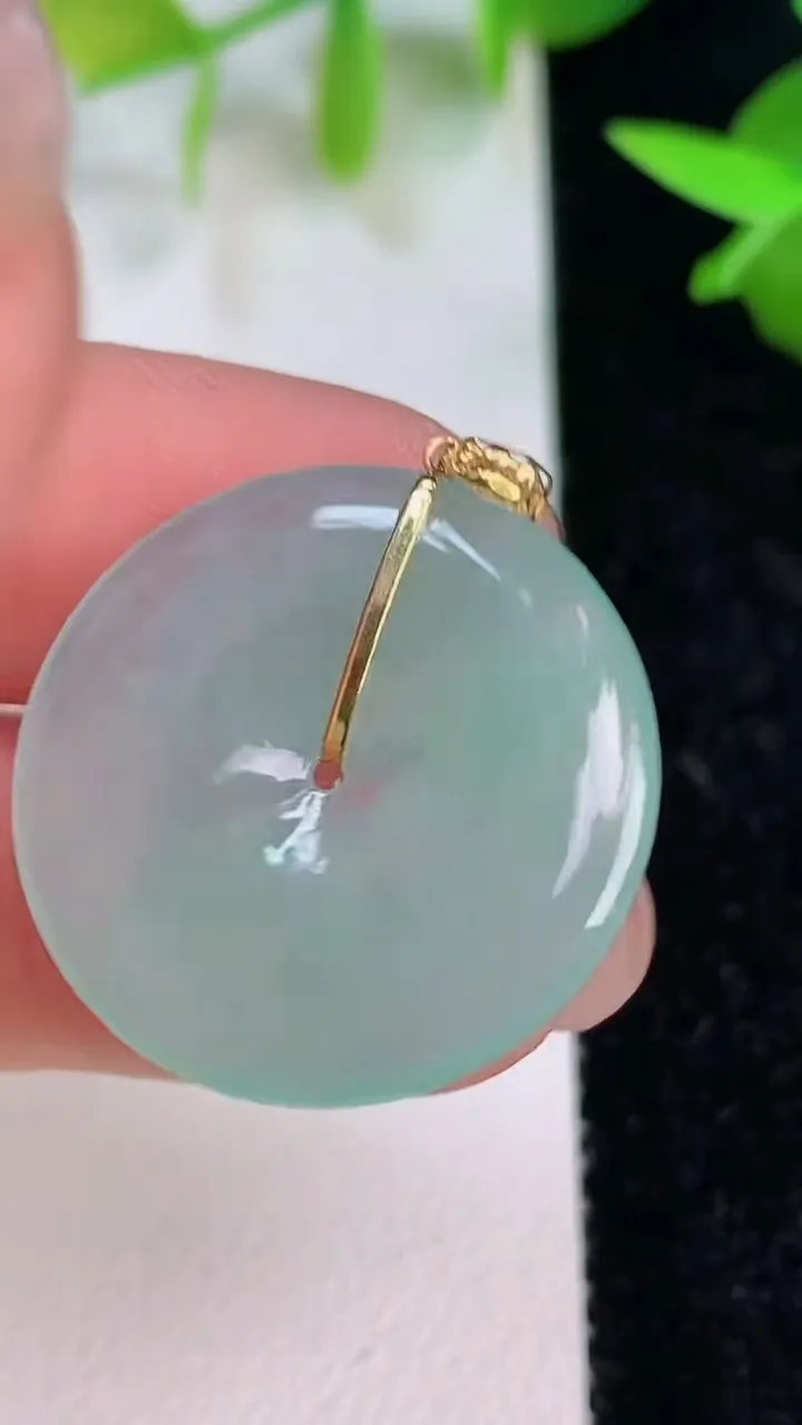 天然A货翡翠平安扣吊坠，尺寸24-3.3，重量:4.27g
7月15日