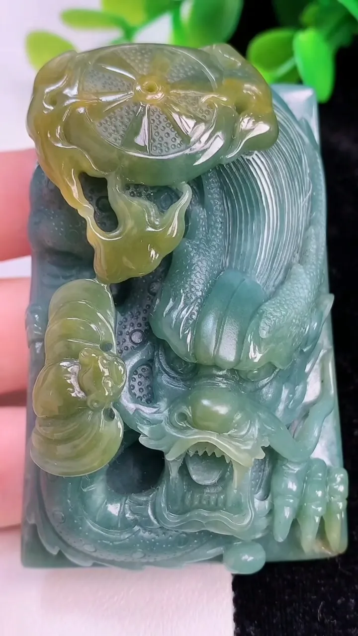 天然A货翡翠蓝水双彩龙牌吊坠，尺寸66.7-44.6-21.4，重:108.15g
7月15日