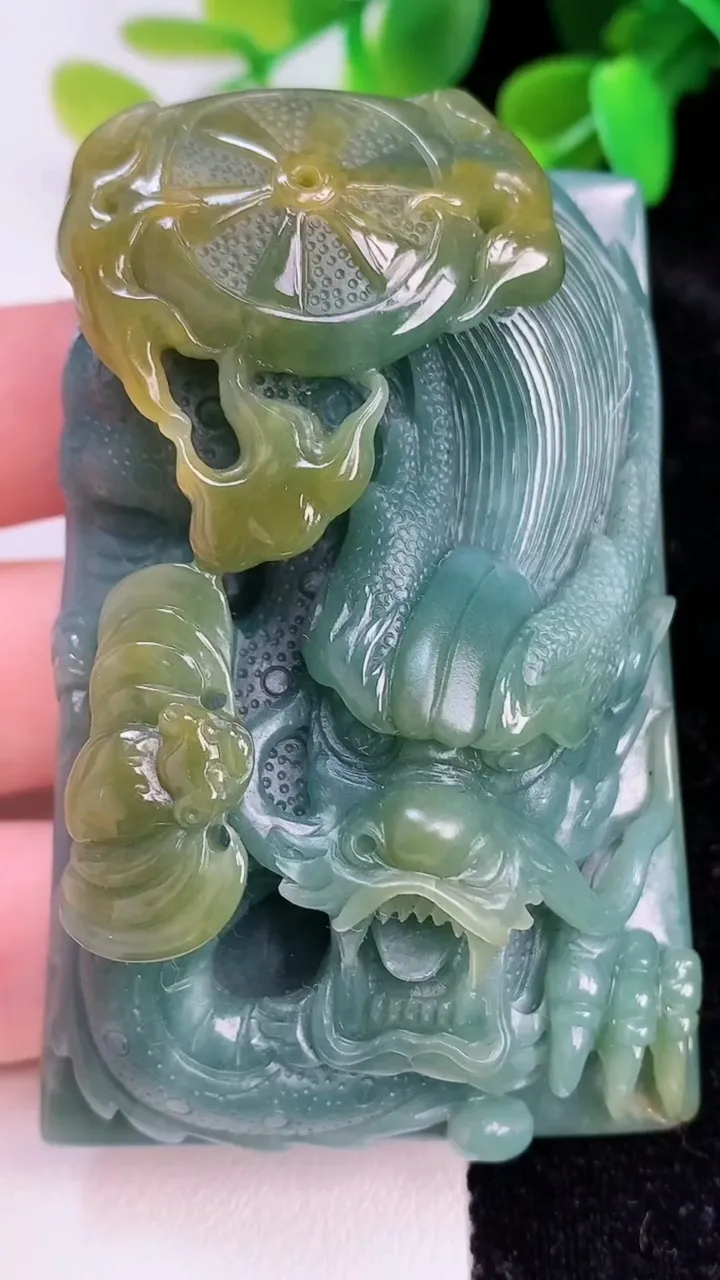 天然A货翡翠蓝水双彩龙牌吊坠，尺寸66.7-44.6-21.4，重:108.15g
7月15日
