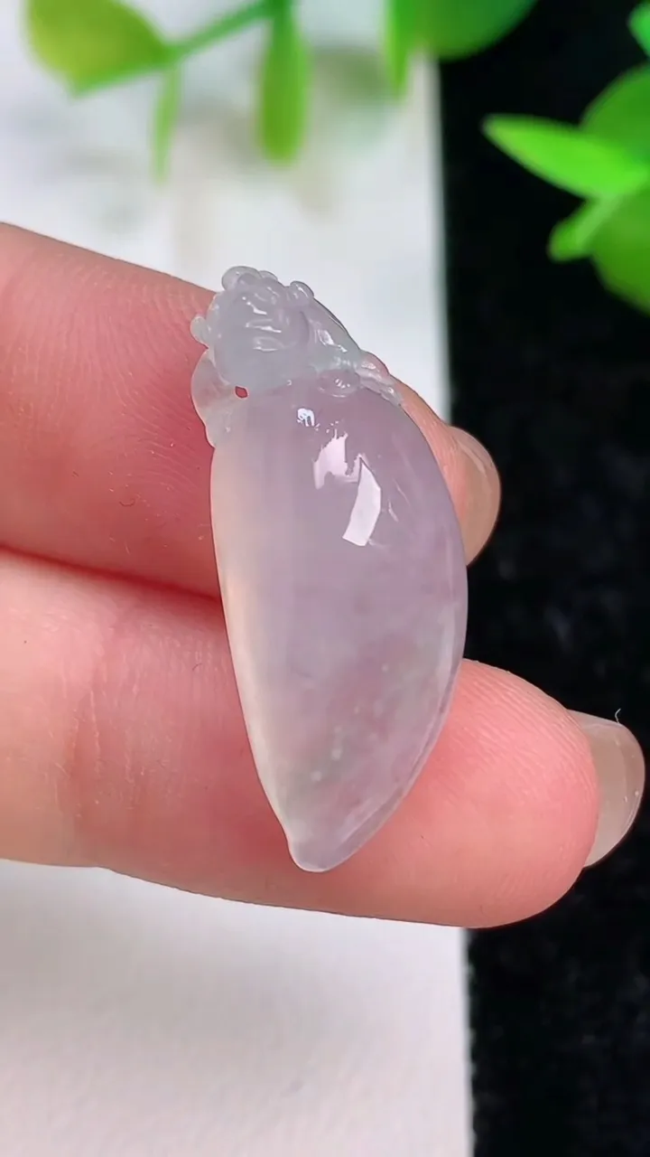 天然A货翡翠冰种福瓜吊坠，尺寸27.2-11-7.2，重量:3.55g
7月15日