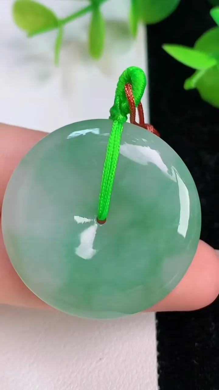 天然A货翡翠平安扣吊坠，尺寸33-5.8，重量:13.20g
7月15日