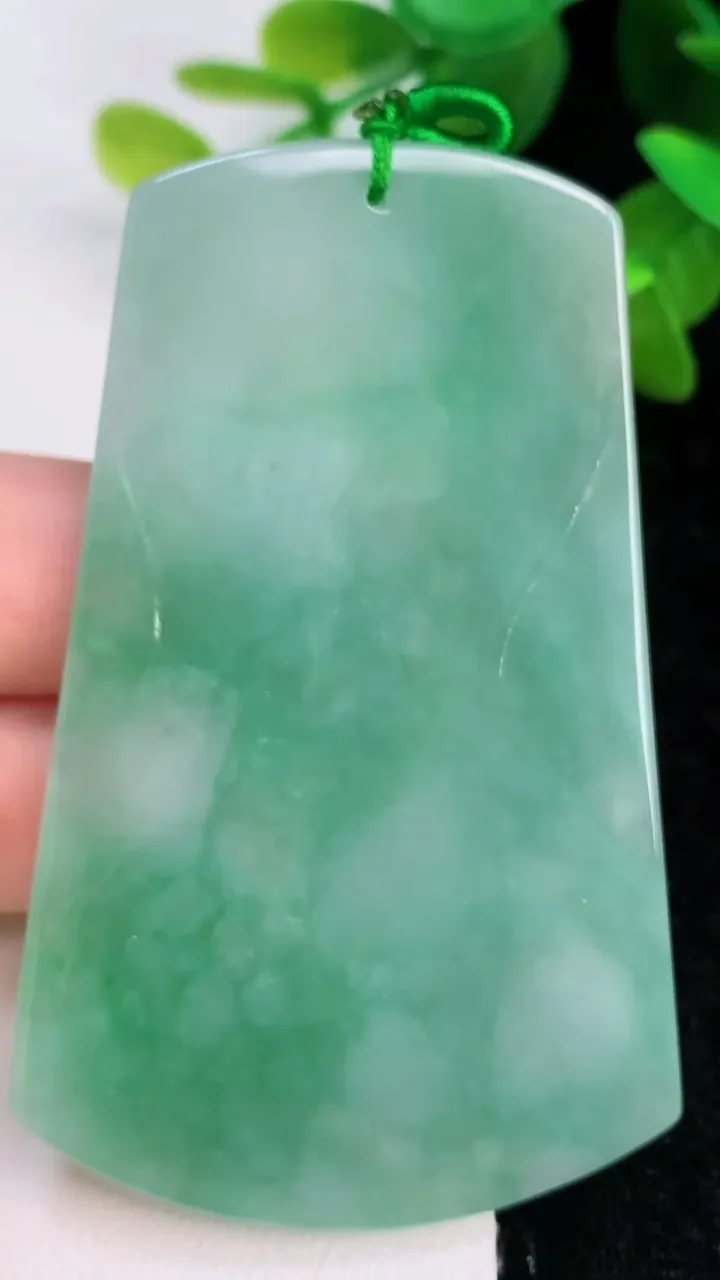 天然A货翡翠大势至观音菩萨吊坠，尺寸69.5-43.5-5.7，重量:35.00g
7月15日