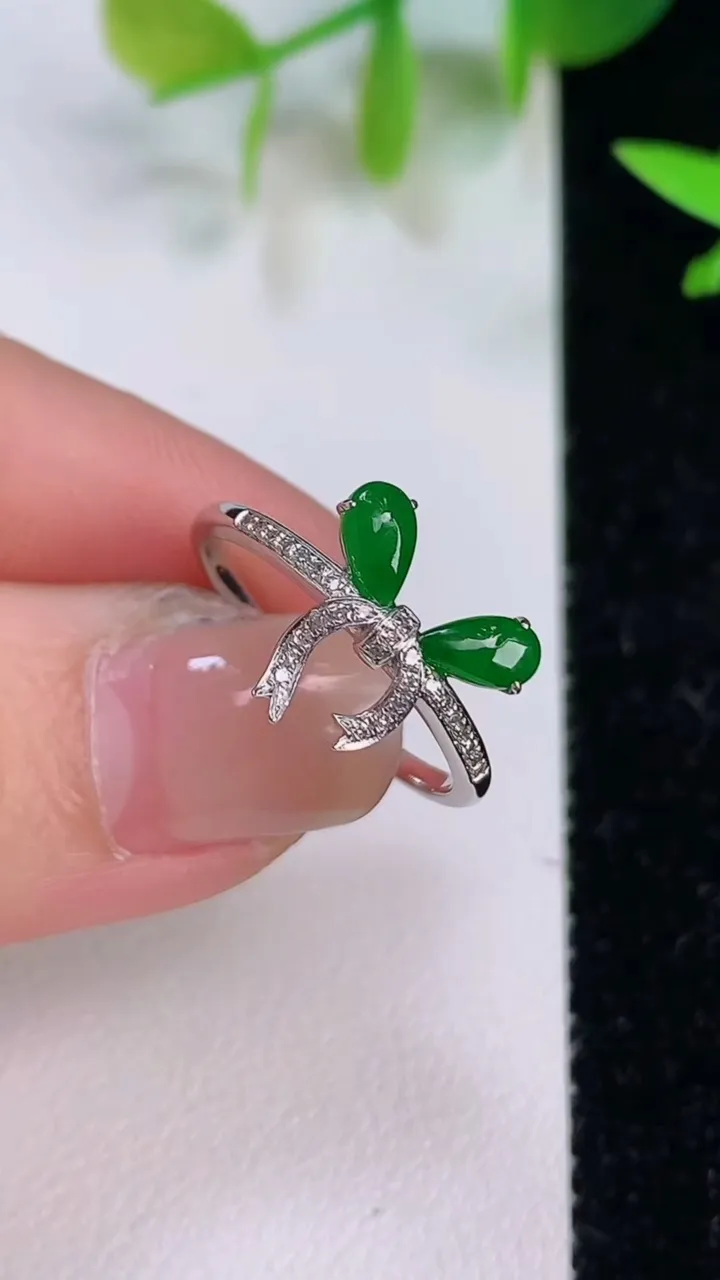 天然A货翡翠蝴蝶结戒指，尺寸18-9.8-3.4，重量:2.07g2025年7月16日
工厂直销收藏