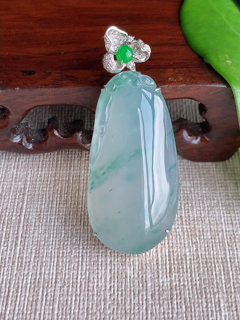 天然A货翡翠18K金伴飘花福瓜吊坠尺寸48.3×38×19×8.6m量10.90g 0715