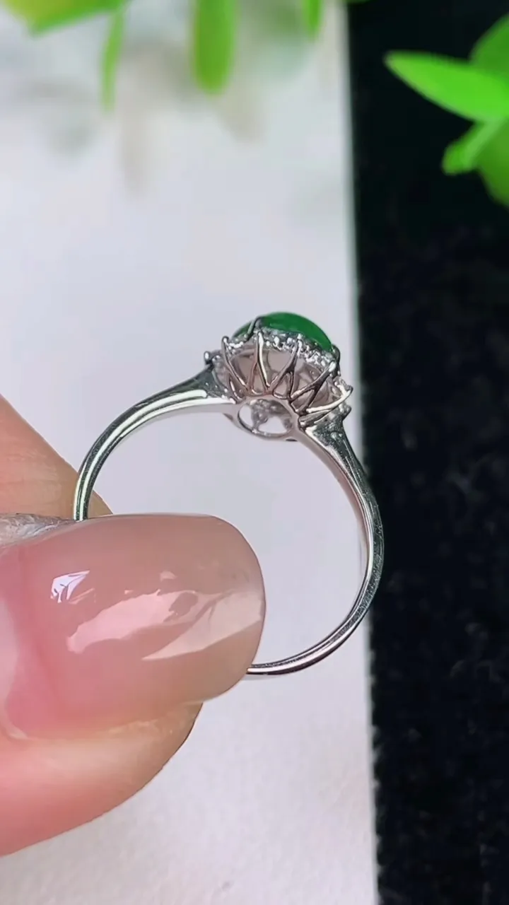 天然A货翡翠蛋面戒指，尺寸18.2-7，重量:1.54g2025年7月16日
工厂直销收藏佳品,种好水足，色泽均匀，有种有色，上手高大气！
