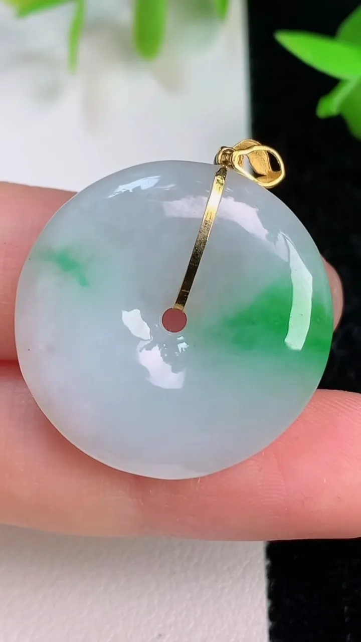 天然A货翡翠平安扣吊坠，尺寸26.7-5.4，重量:8.19g
7月16日