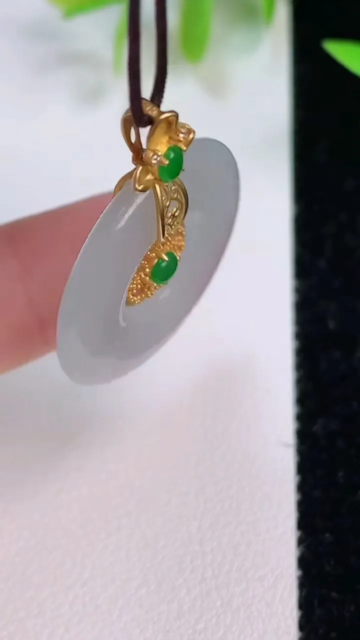 天然A货翡翠平安扣吊坠，尺寸24-3.8，重量:5.30g
7月16日
