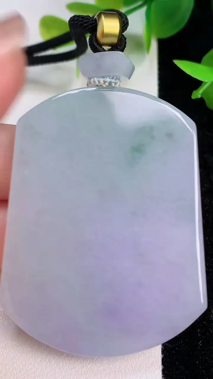 天然A货翡翠春带彩紫罗兰无事牌吊坠，尺寸54-41-5.7，重量:40.52g
7月16日