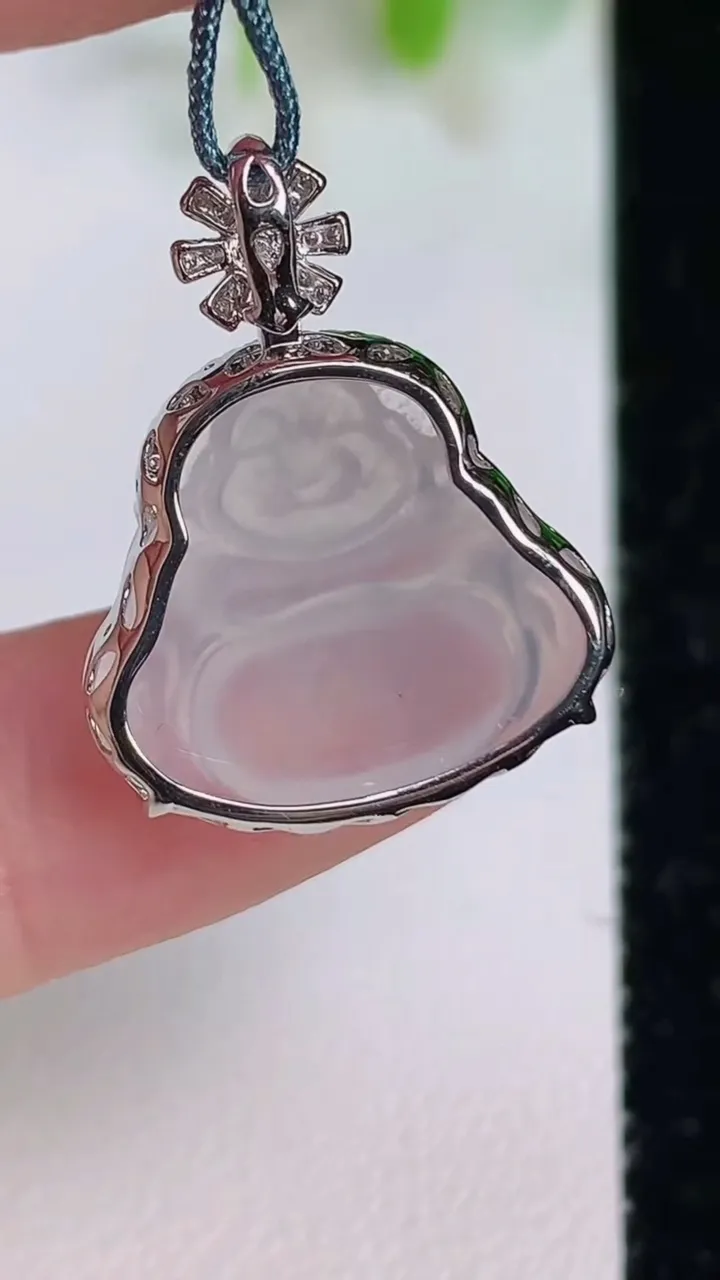 天然A货翡翠种白冰佛公吊坠，尺寸23.6-16-18.5-5.7，重量:2.85g
7月16日