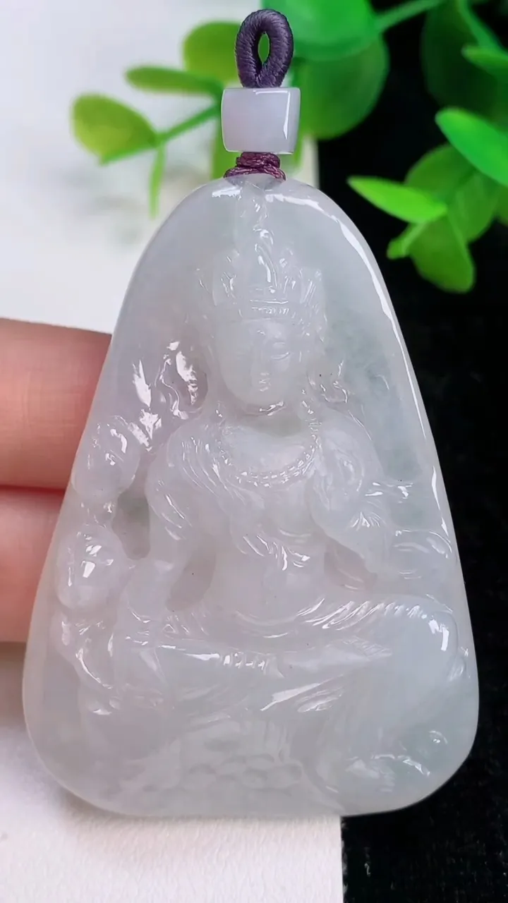天然A货翡翠飘花大势至观音菩萨吊坠，尺寸60.6-43.2-9.7，重量:45.29g
7月16日