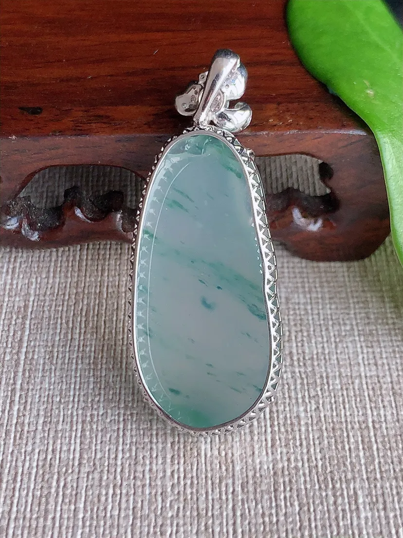 天然A货翡翠18K金伴飘花福瓜吊坠尺寸48.3×38×19×8.6m量10.90g 0715