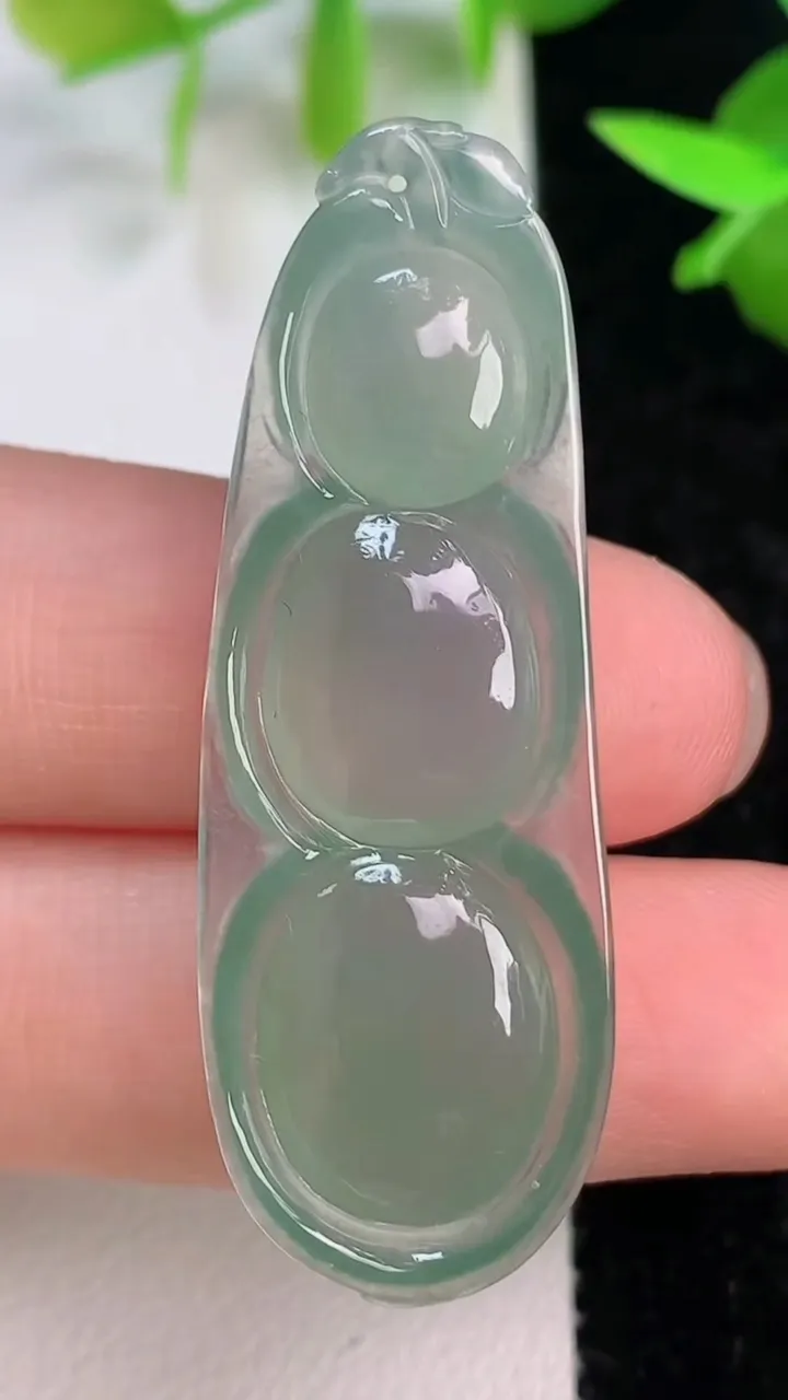天然A货翡翠福豆吊坠，尺寸45.7-16.2-6，重量:6.95g
7月16日