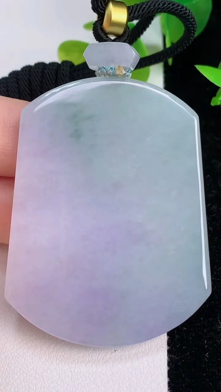 天然A货翡翠春带彩紫罗兰无事牌吊坠，尺寸54-41-5.7，重量:40.52g
7月16日