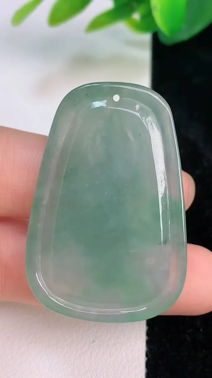 天然A货翡翠观音菩萨吊坠，尺寸41.8-28-6，重量:12.00g
7月16日