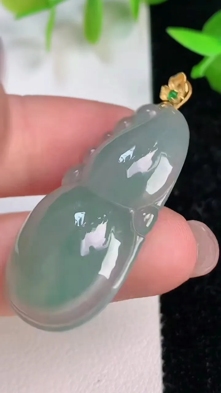 天然A货翡翠葫芦吊坠，尺寸39.3-20.2-8，重量:8.48g
7月16日