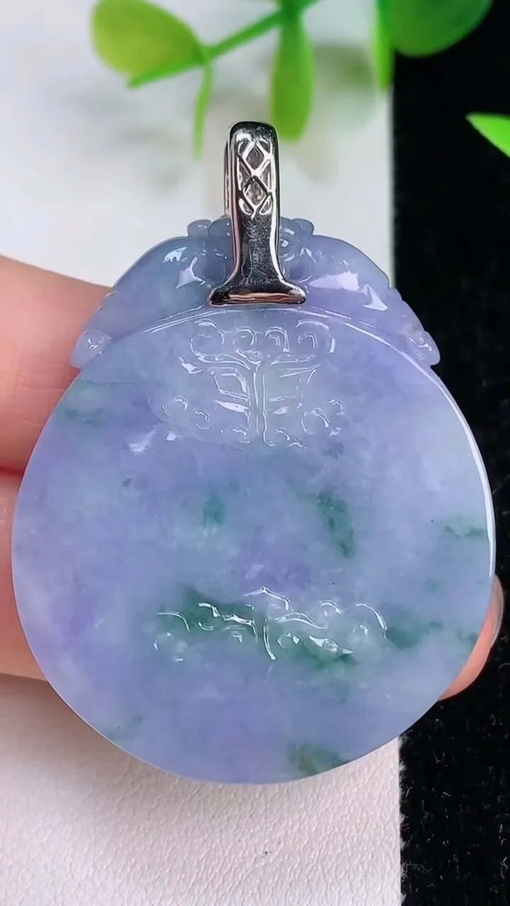 天然A货翡翠18k金紫罗兰飘花仿古无事牌吊坠，尺寸35.6-5.5，重量:20.90g
7月16日