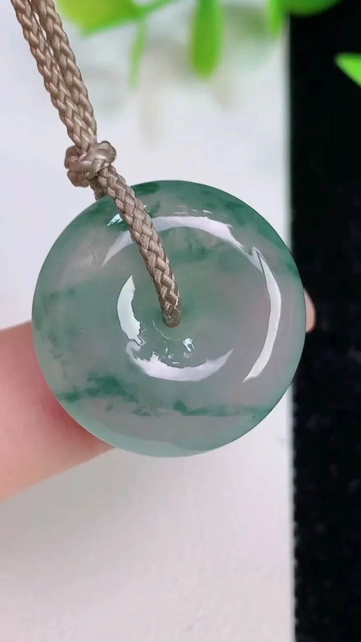 天然A货翡翠冰种飘花平安扣吊坠，尺寸22-6，重量:6.32g
7月16日