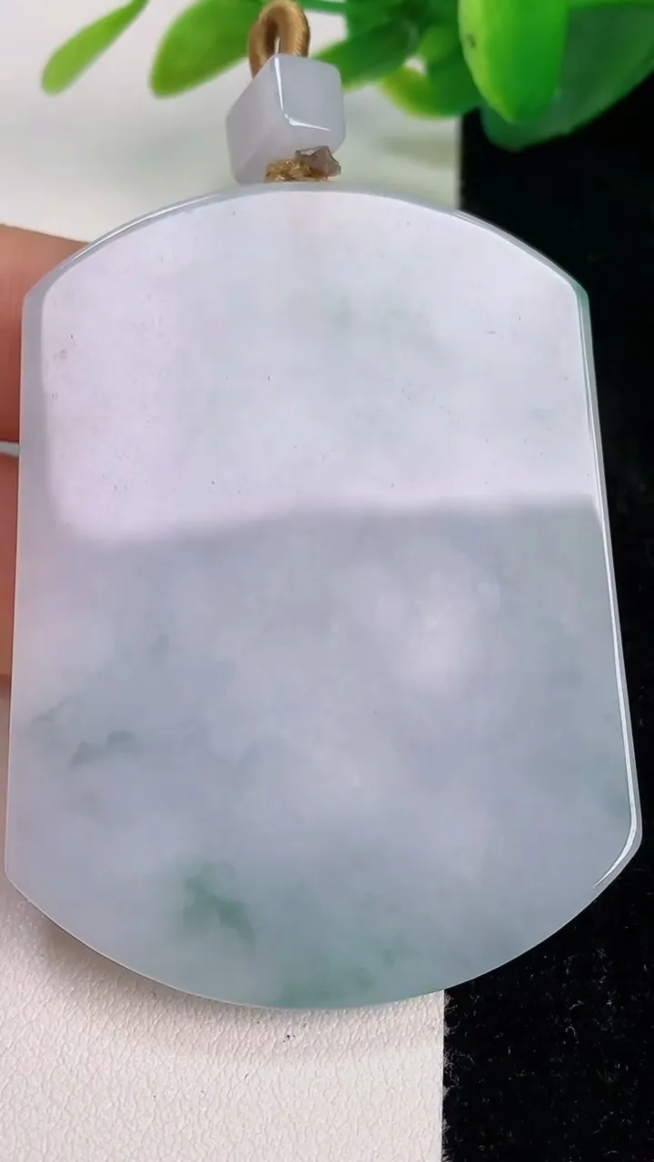 天然A货翡翠飘花无事牌吊坠，尺寸56.6-43.2-5.3，重量:39.09g
7月16日