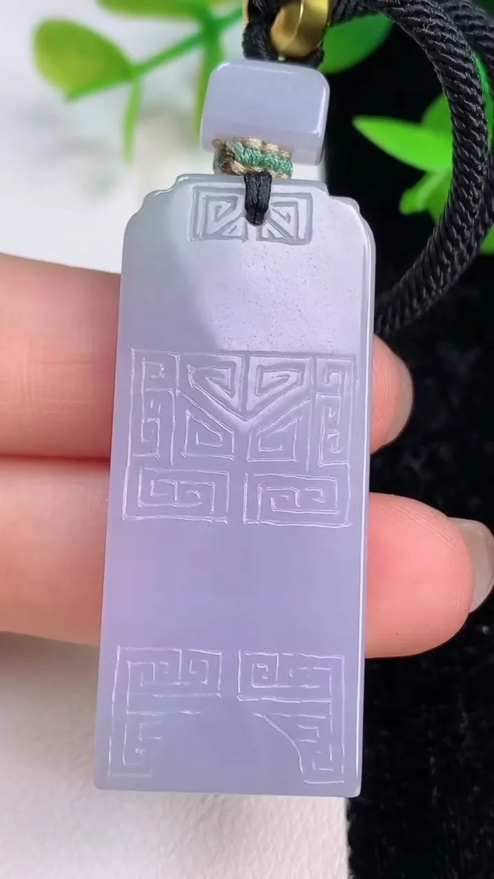 天然A货翡翠春带彩紫罗兰仿古无事牌吊坠，尺寸46.4-19.4-6，重量:22.59g
7月16日