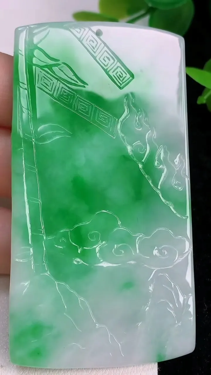 天然A货翡翠一念之间吊坠，尺寸73.5-39.4-5.7，重量:43.27g
7月16日