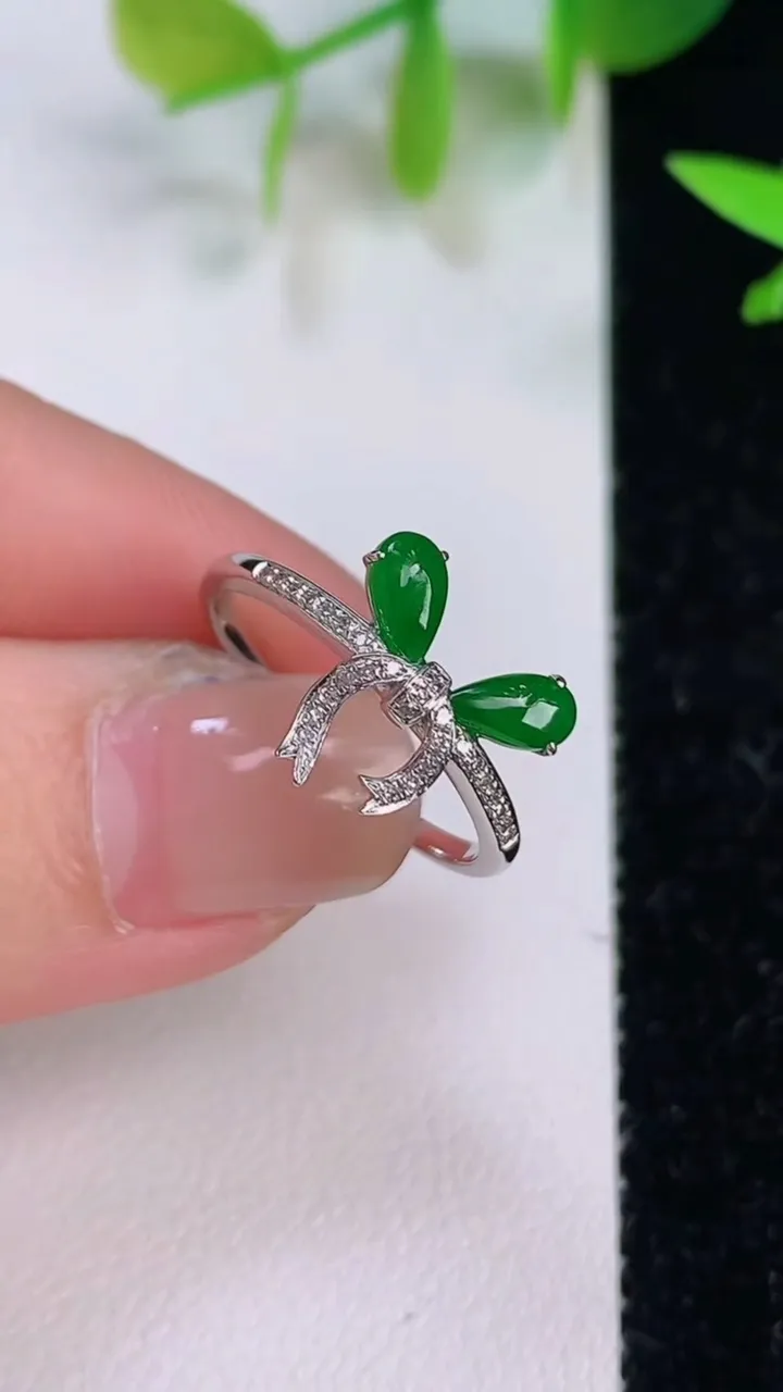 天然A货翡翠蝴蝶结戒指，尺寸18-9.8-3.4，重量:2.07g2025年7月16日
工厂直销收藏佳品,种好水足，色泽均匀，有种有色，上手高大气！