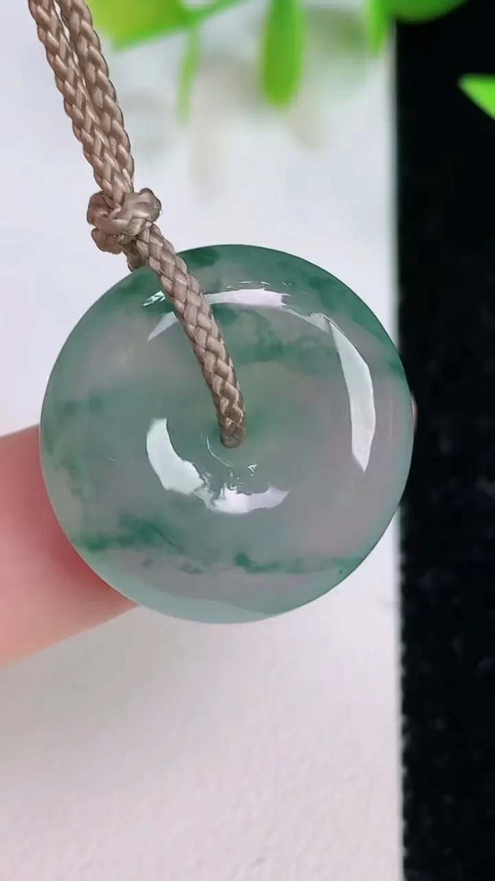 天然A货翡翠冰种飘花平安扣吊坠，尺寸22-6，重量:6.32g
7月16日