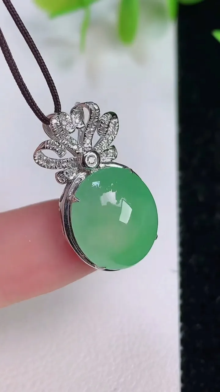 天然A货翡翠种蛋面吊坠，尺寸23.6-13.2-8，裸石13.8-12重量:3.00g
7月16日
