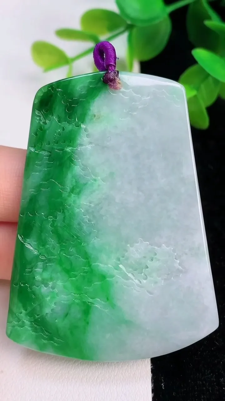 天然A货翡翠山水牌吊坠，尺寸60-45-5.6，重量:34.22g
7月16日