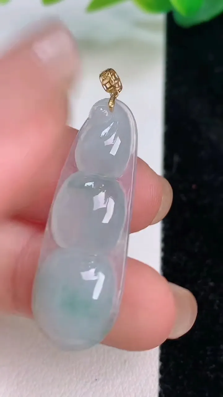 天然A货翡翠18k金飘花福豆吊坠，尺寸38.4-12.7-4.6，重量:3.73g
7月16日
