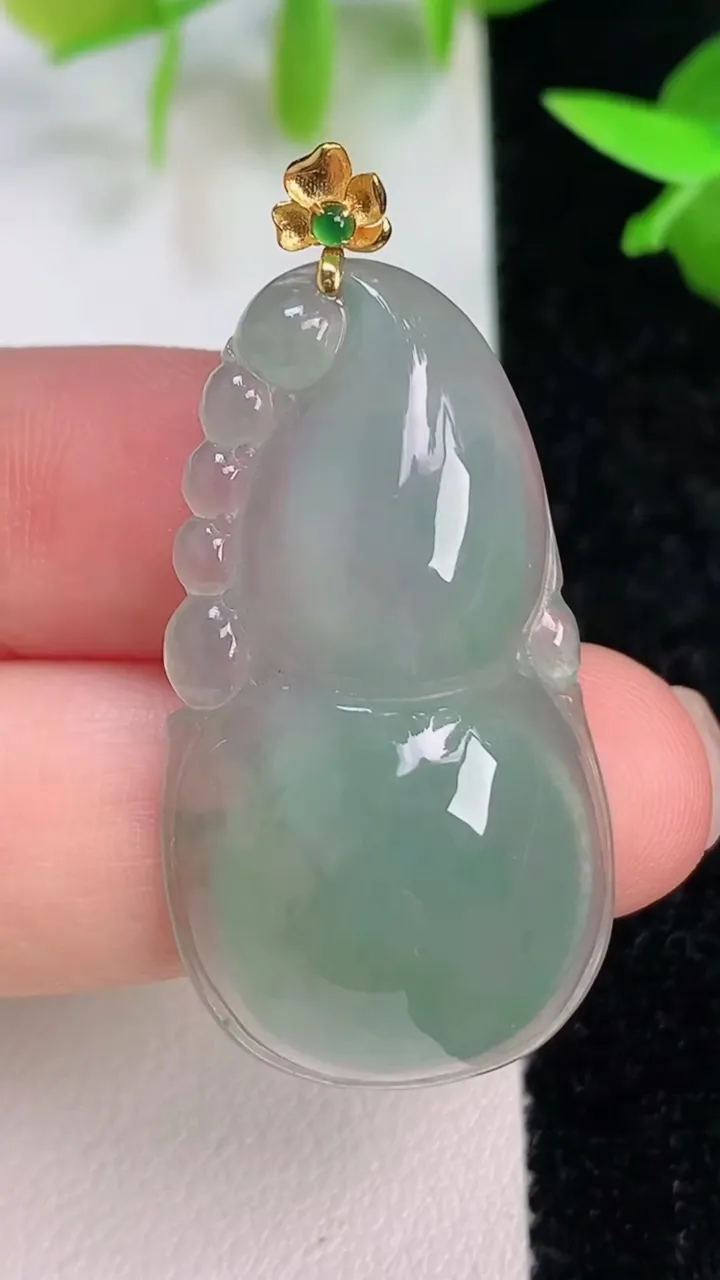 天然A货翡翠葫芦吊坠，尺寸39.3-20.2-8，重量:8.48g
7月16日