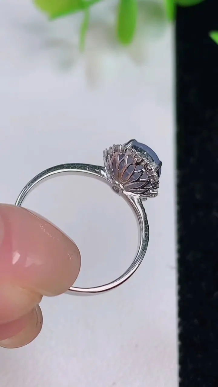 天然A货翡翠18k金紫罗兰蛋面戒指，尺寸18.3-7.7-6.8，重量:2.10g2025年7月16日
工厂直销收藏佳品,种好水足，色泽均匀，有种有色，上手高大气！