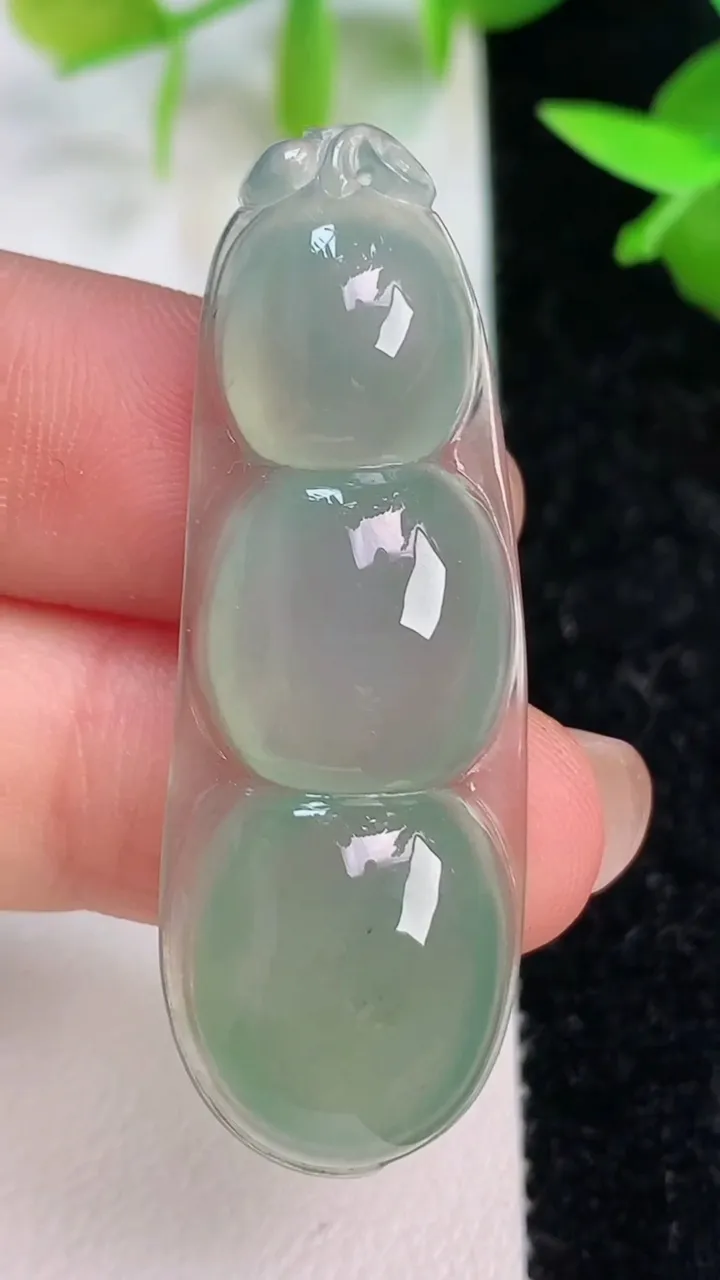 天然A货翡翠福豆吊坠，尺寸45.7-16.2-6，重量:6.95g
7月16日